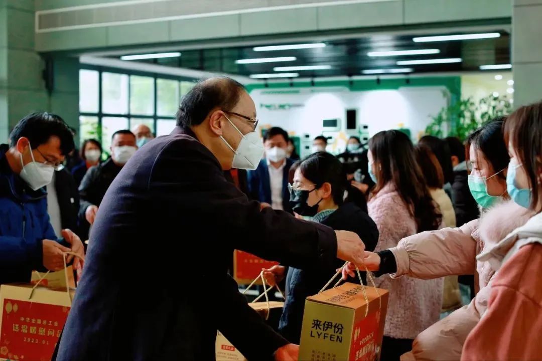全国总工会党组成员、经费审查委员会主任李晓钟一行莅临3499拉斯维加斯股份文旅板块温暖慰问