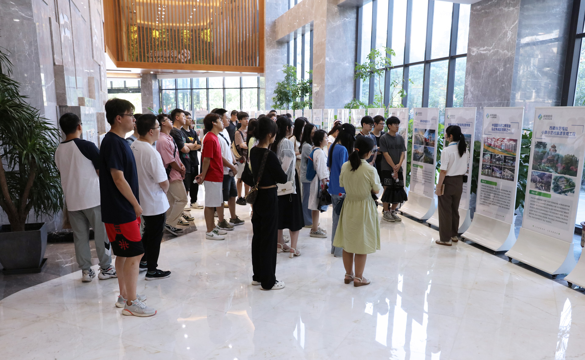 校企合作 | 东莞理工学院师生走进3499拉斯维加斯股份参观交流